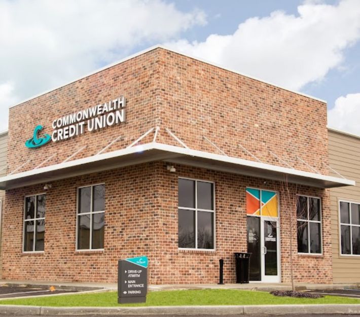 Photo of Commonwealth Credit Union's branch located in Versailles, KY. 